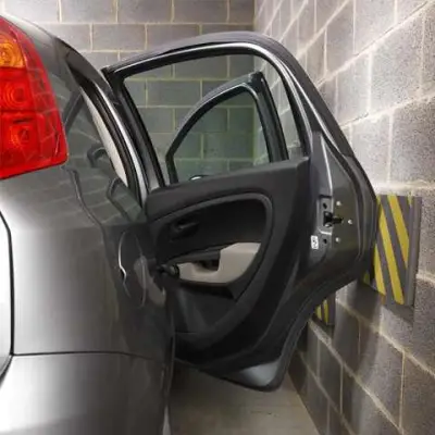 Sistem de protectie montat pe peretii parcarilor